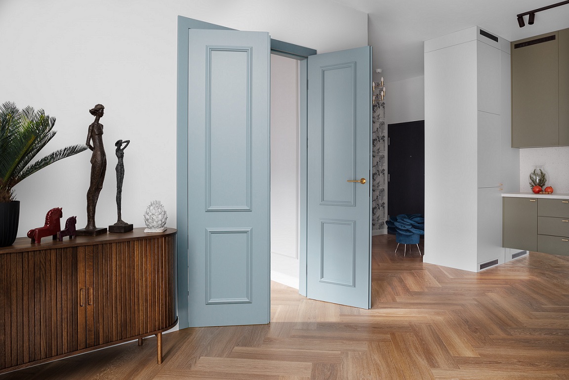 Jaki kolor drzwi do drewnianej podłogi?