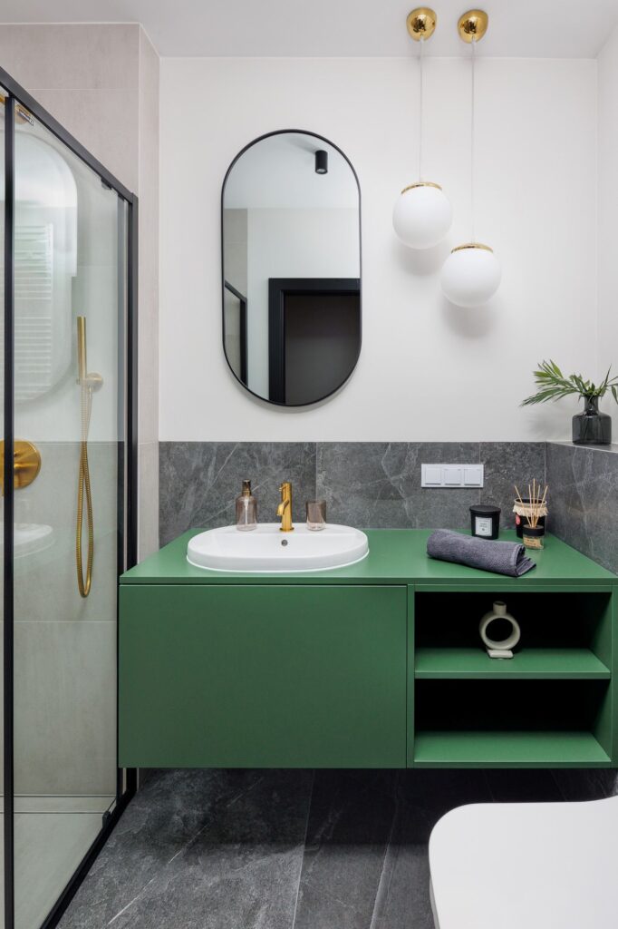 Kabina w&nbsp;kolorowej łazience.