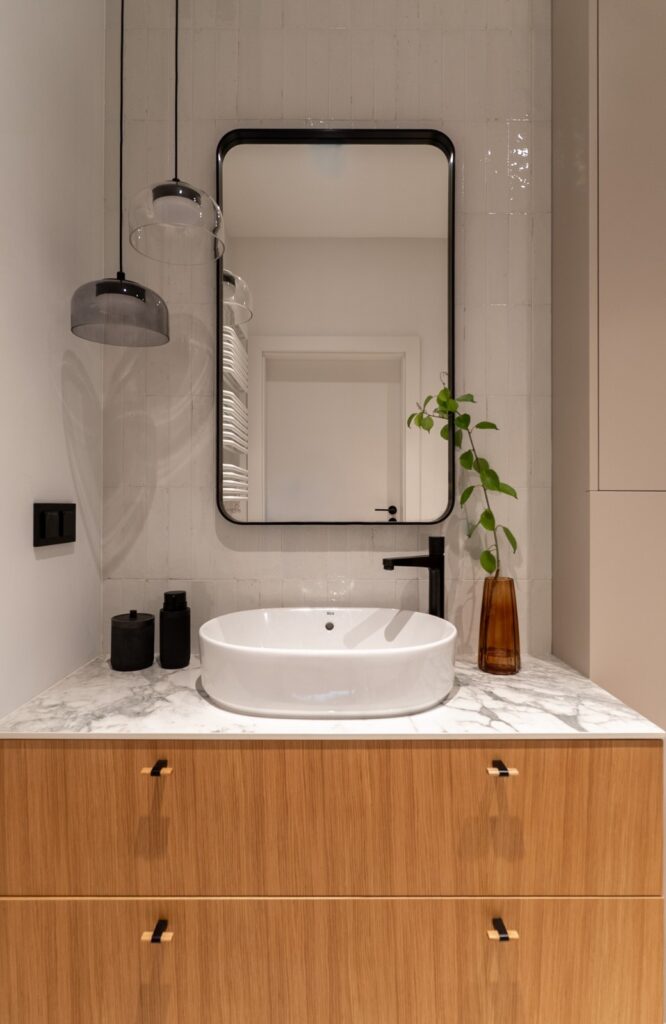 Łazienka z&nbsp;czarną armaturą - inspiracje i&nbsp;pomysły