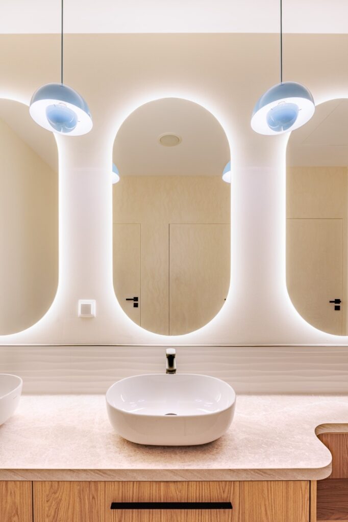 Czarna armatura w&nbsp;łazience nowoczesnej