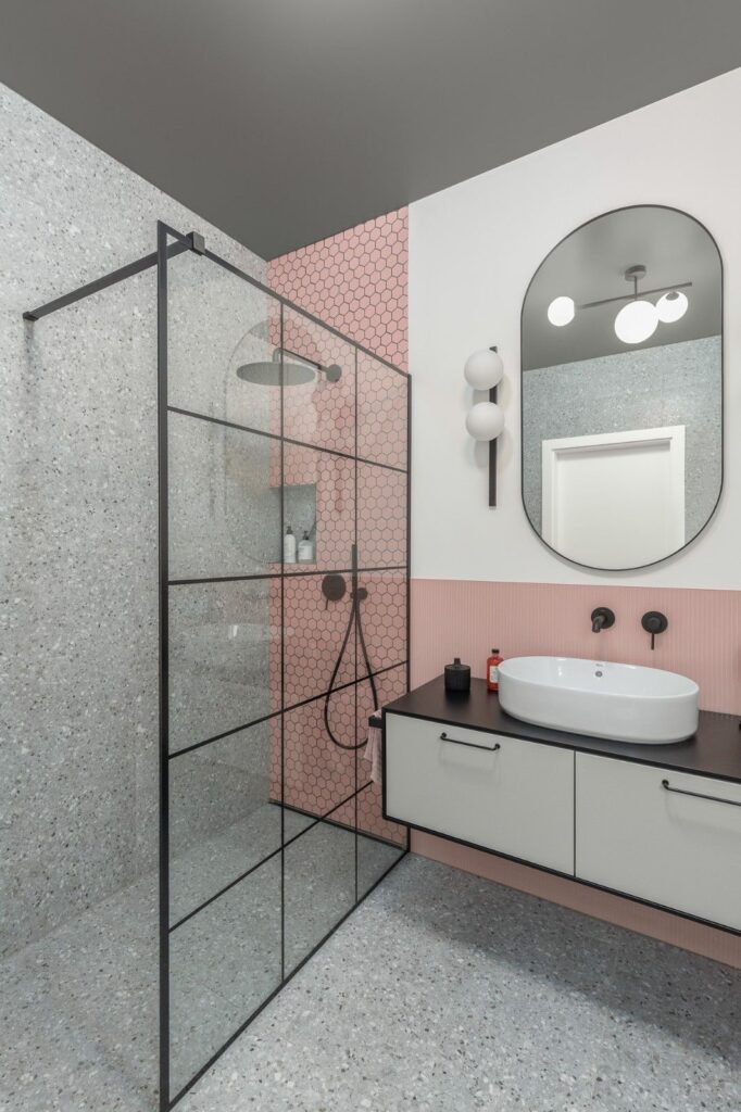 Łazienka z&nbsp;czarną armaturą