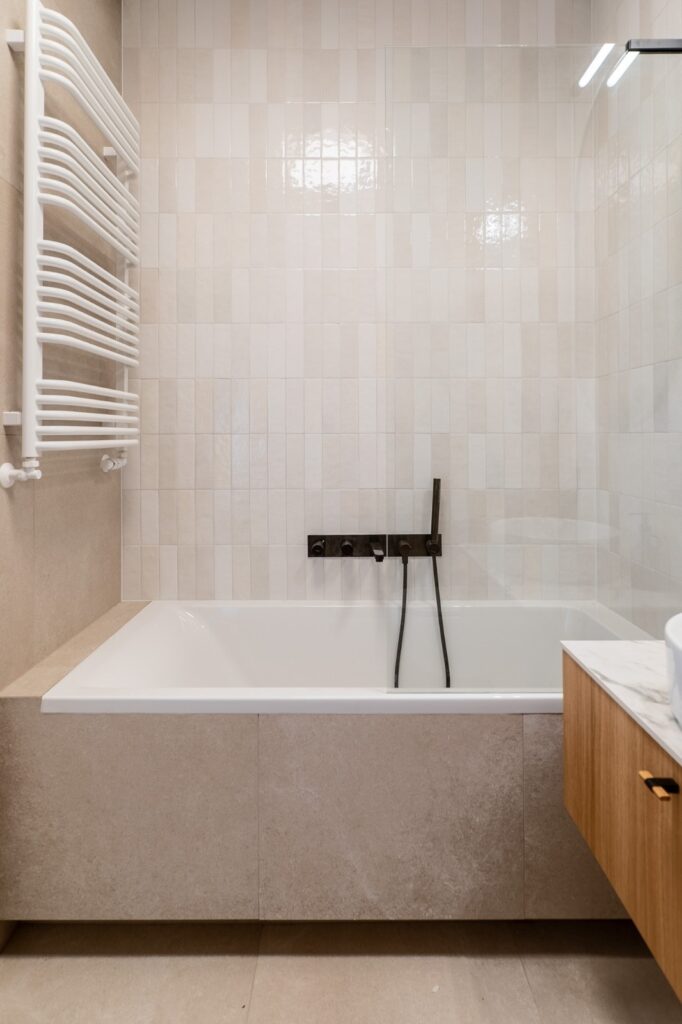 Łazienka z&nbsp;czarną armaturą - inspiracje do&nbsp;aranżacji