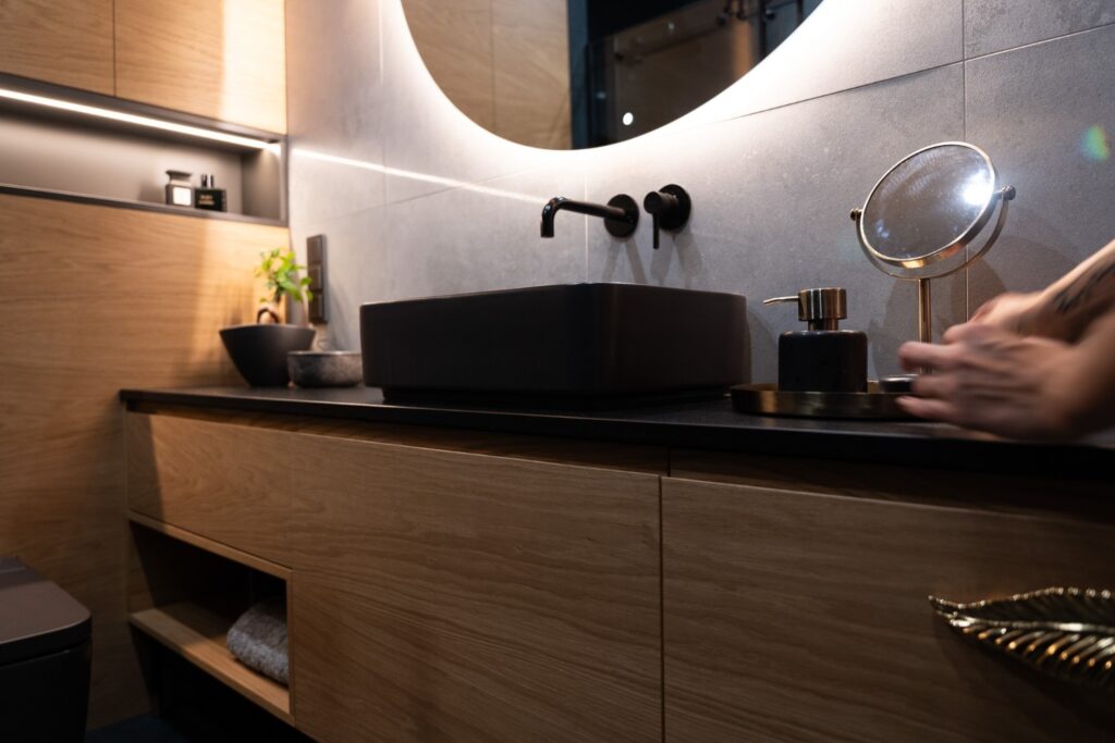 Czarna armatura w&nbsp;łazience