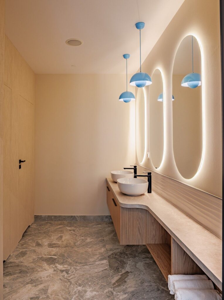 Nowoczesna łazienka z&nbsp;czarną armaturą