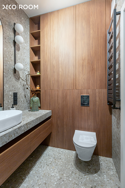 Mała łazienka – marmur i drewno